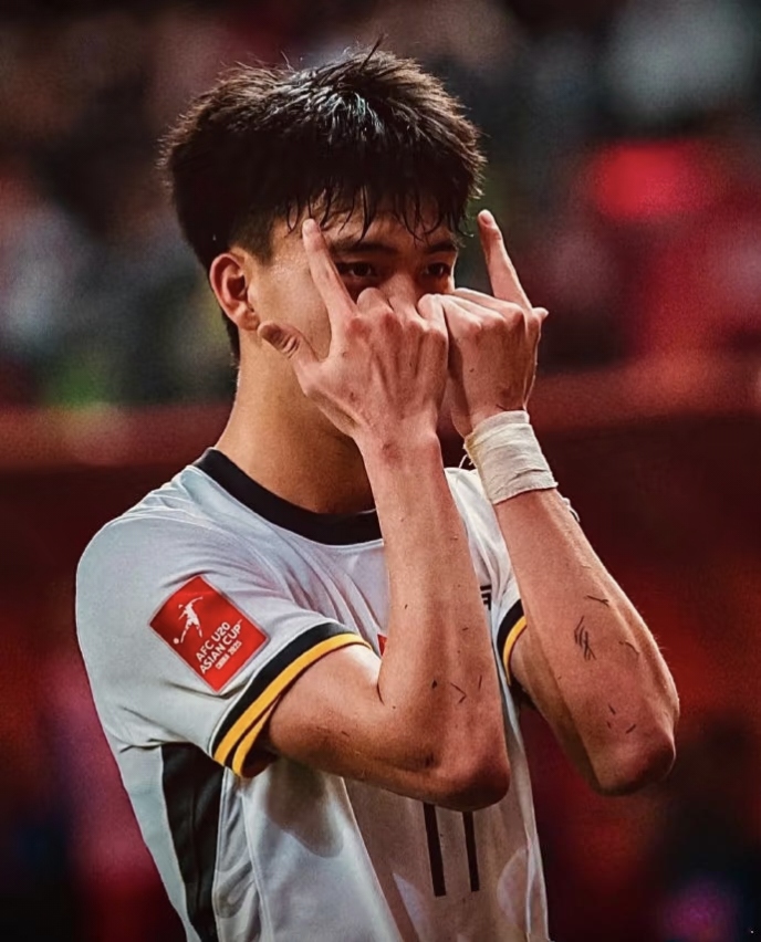 包含赛艇赛场再起风云：北城鲨队队读秒绝平姑苏独角兽队，新援首秀制胜教练团队居功至伟的词条